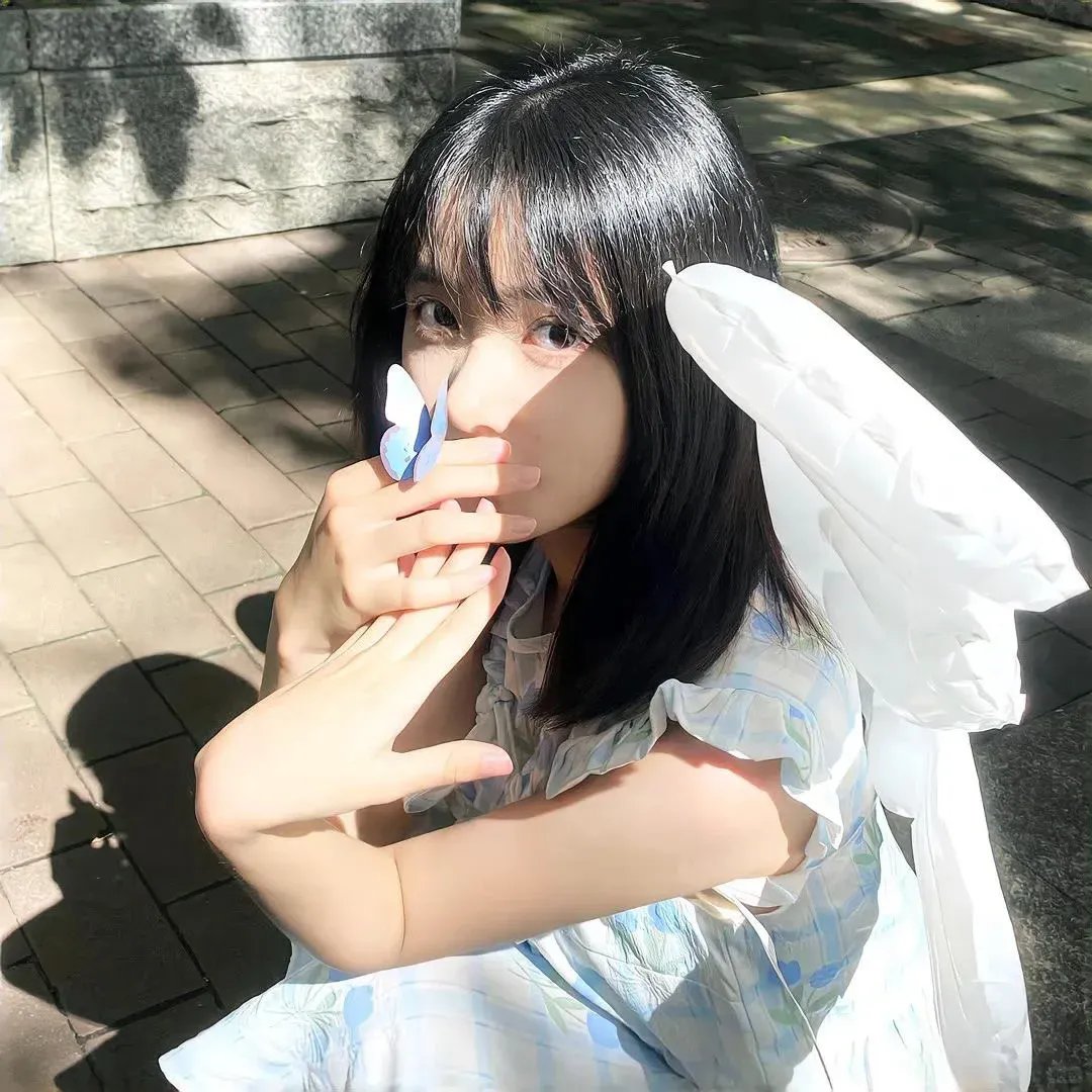 坐在酒吧里吃蛋糕